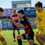 Jugadores del Poblense compiten en un partido contra el Reus