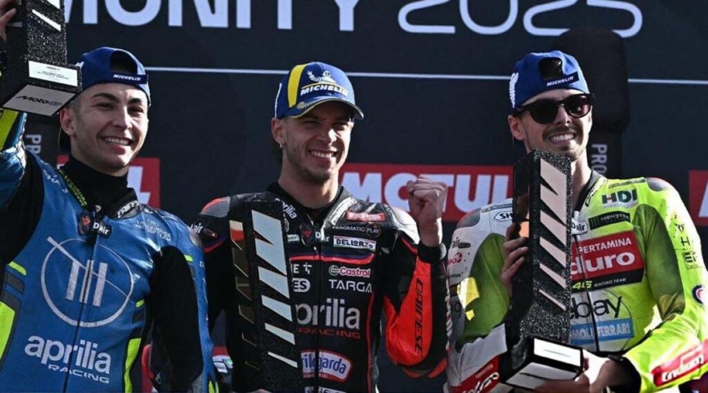 Pilotos en el podio del Gran Premio de MotoGP en Valencia 2025
