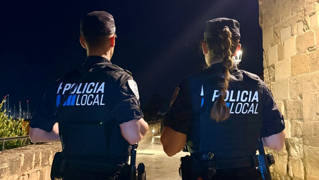Dos agentes de la policía local patrullando en la noche