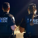 Dos agentes de la policía local patrullando en la noche