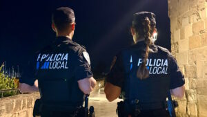 Dos agentes de la policía local patrullando en la noche