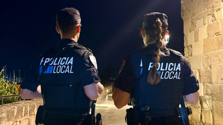 Dos agentes de la policía local patrullando en la noche