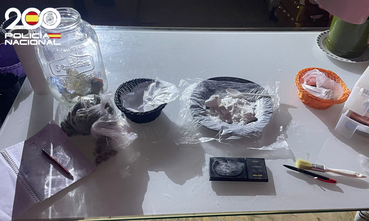 Mesa con sustancias y utensilios relacionados con el tráfico de drogas