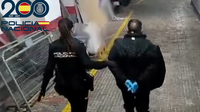 Agentes de la Policía Nacional deteniendo a un sospechoso en la calle