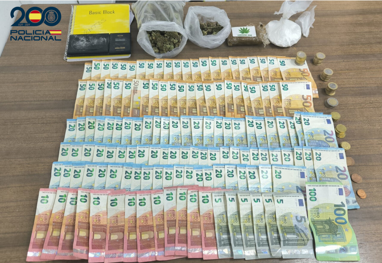 Dinero en efectivo y drogas confiscadas por la policía nacional