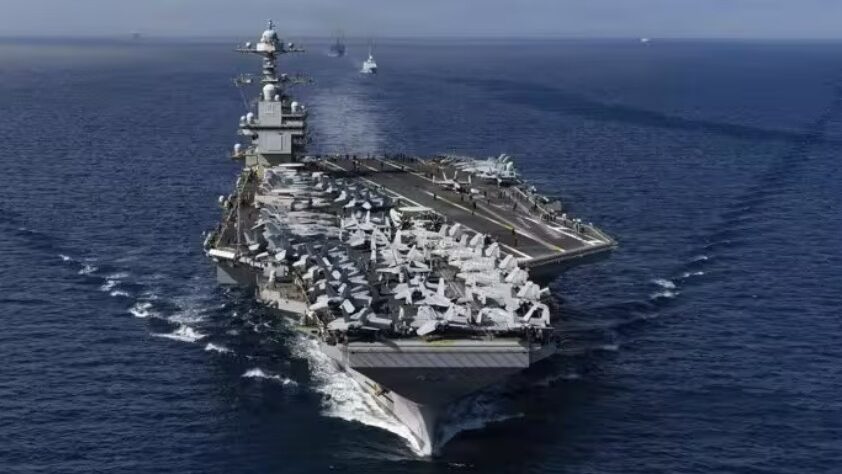 Portaaviones navegando en el océano con aviones en cubierta
