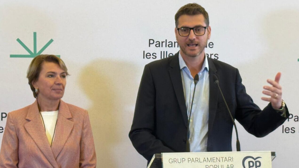 Sebasti&agrave; Sagreras y Marga Dur&aacute;n en una conferencia de prensa del PP.