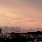 Amanecer en Baleares con nubes y edificios en primer plano