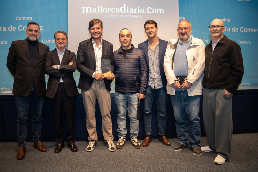 Grupo de personas en la entrega del Premio Mallorcadiario a Mateo Alemany