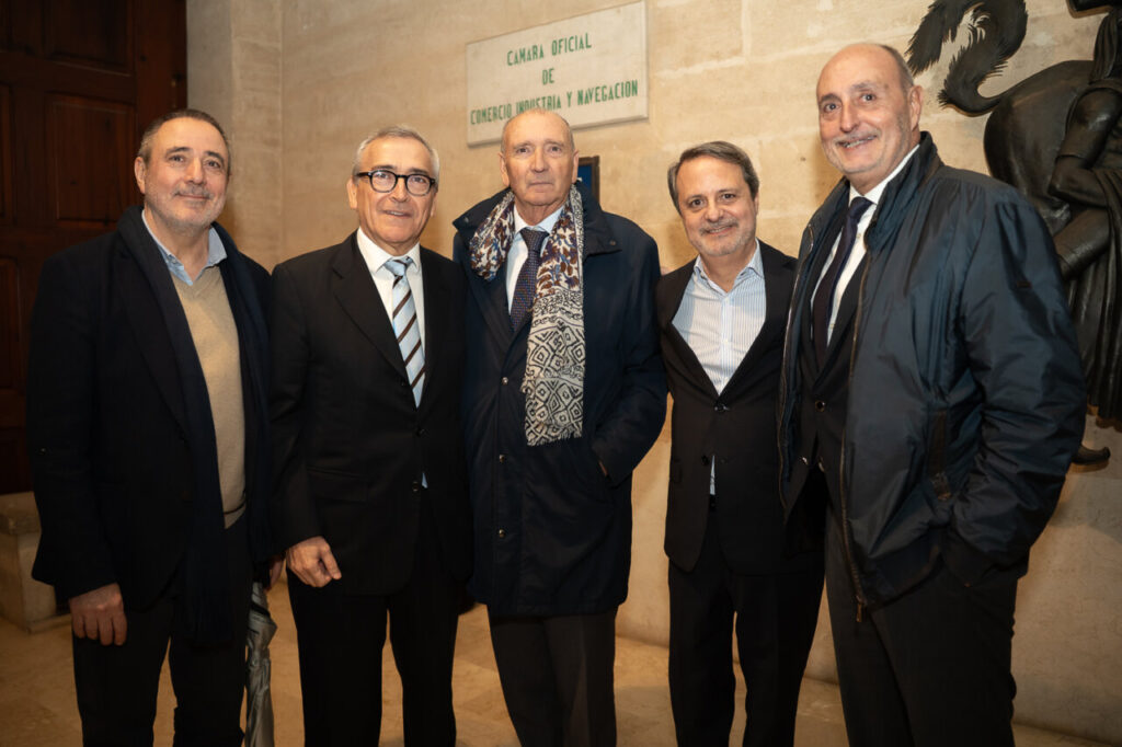 Grupo de personas posando en un evento formal en Mallorca