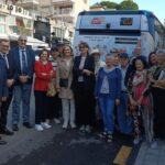 Grupo de personas junto a un autobús de la línea 20 de la EMT en Sant Agustí.