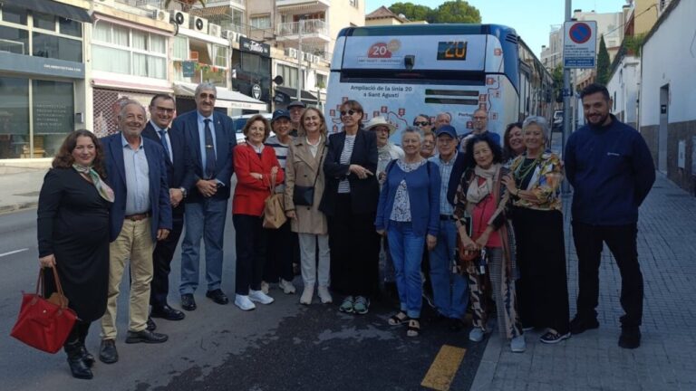 Grupo de personas junto a un autobús de la línea 20 de la EMT en Sant Agustí.