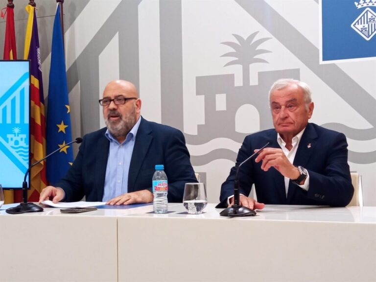 El alcalde de Palma presenta el presupuesto municipal de 2026 en rueda de prensa.