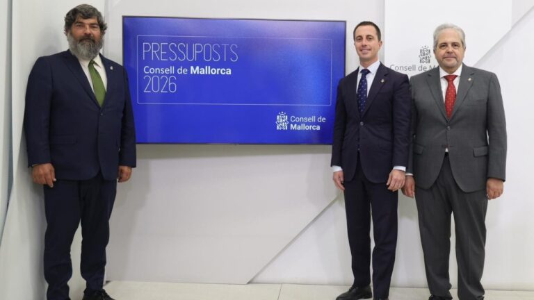 Tres hombres en una presentación sobre el presupuesto del Consell de Mallorca para 2026.
