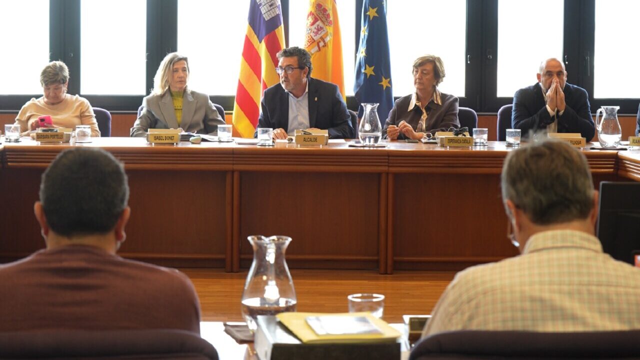 Reuni&oacute;n del Ayuntamiento de Calvi&agrave; sobre presupuesto 2026