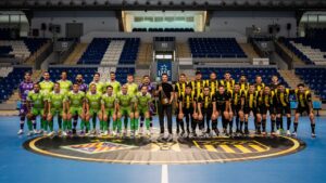 Jugadores de Illes Balears Palma Futsal y Peñarol en la cancha