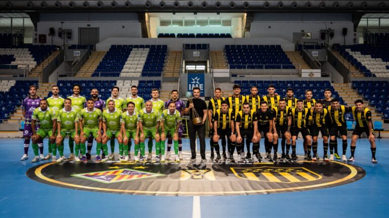 Jugadores de Illes Balears Palma Futsal y Peñarol en la cancha