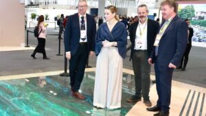 Marga Prohens agradeciendo a Josep Aloy en un evento de turismo