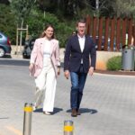 Marga Prohens y Alberto Núñez Feijóo caminando juntos en un evento