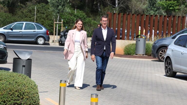 Marga Prohens y Alberto Núñez Feijóo caminando juntos en un evento