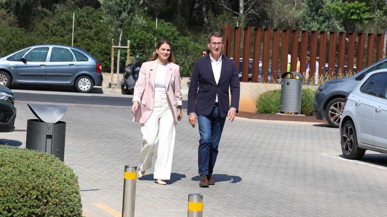 Marga Prohens y Alberto N&uacute;&ntilde;ez Feij&oacute;o caminando juntos en un evento
