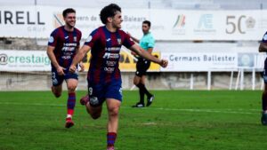 Prohens celebrando un gol con sus compañeros en el campo.