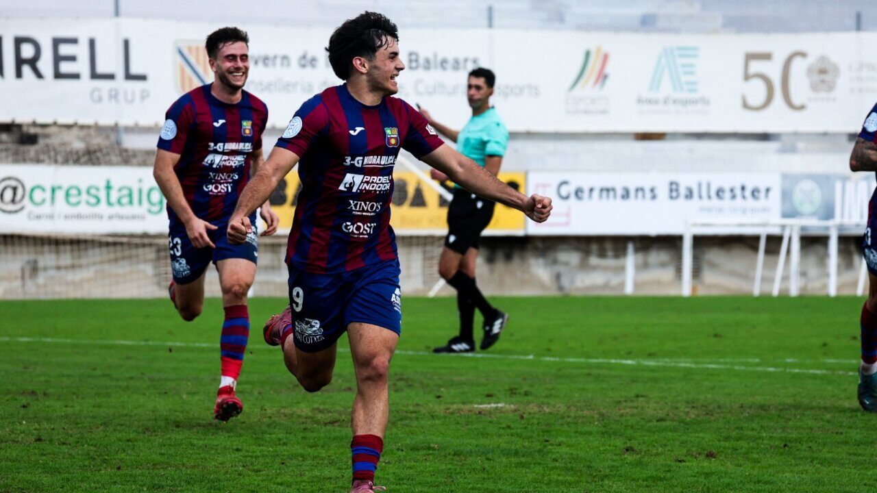 Prohens celebrando un gol con sus compa&ntilde;eros en el campo.