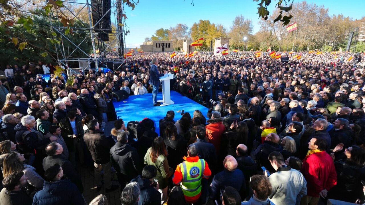 Multitud de personas en una protesta pol&iacute;tica en Madrid