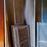 Puertas y persianas recogidas por la policía en un caso de estafa.