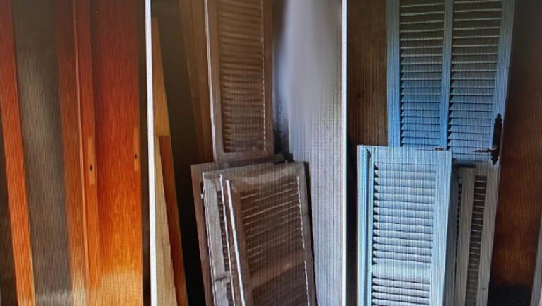 Puertas y persianas recogidas por la policía en un caso de estafa.