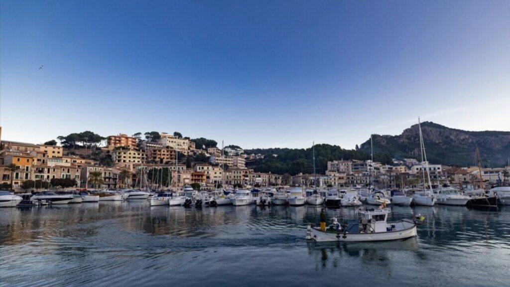 Vista del puerto en las Illes Balears con embarcaciones de pasajeros.