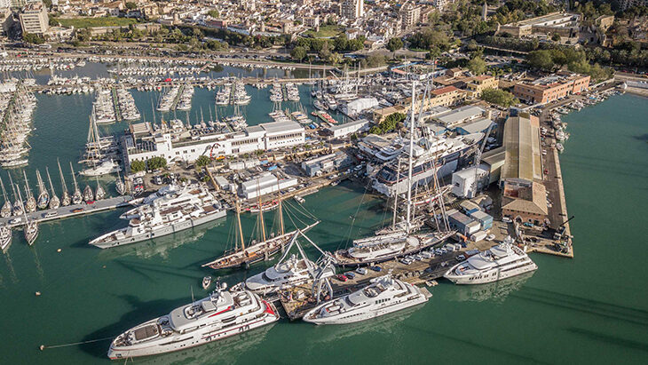 Vista aérea del puerto de Palma con yates y la ciudad al fondo