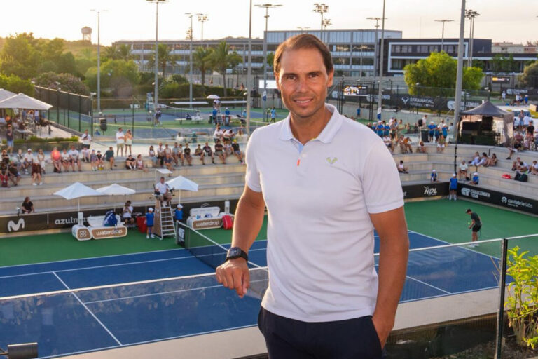 Rafa Nadal sonriendo en la academia de tenis en Mallorca
