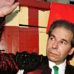 Rafael de Paula saludando en la plaza de toros con traje de luces