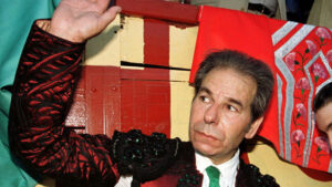 Rafael de Paula saludando en la plaza de toros con traje de luces