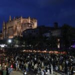 Multitud de personas disfrutando del Raïm Wine Fest en Palma.