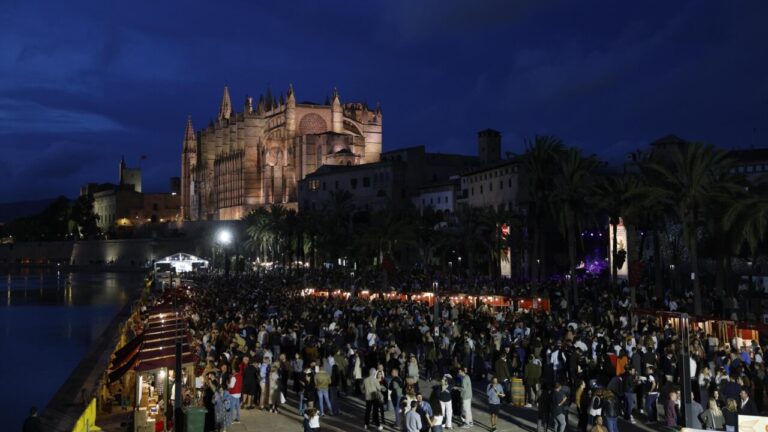 Multitud de personas disfrutando del Raïm Wine Fest en Palma.