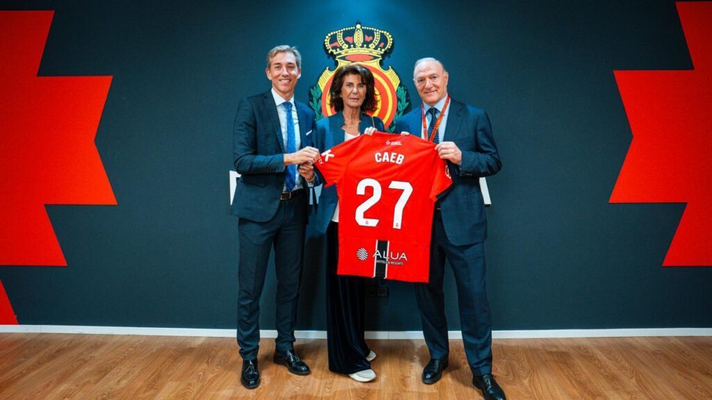 Firma de colaboración entre RCD Mallorca y CAEB con camiseta