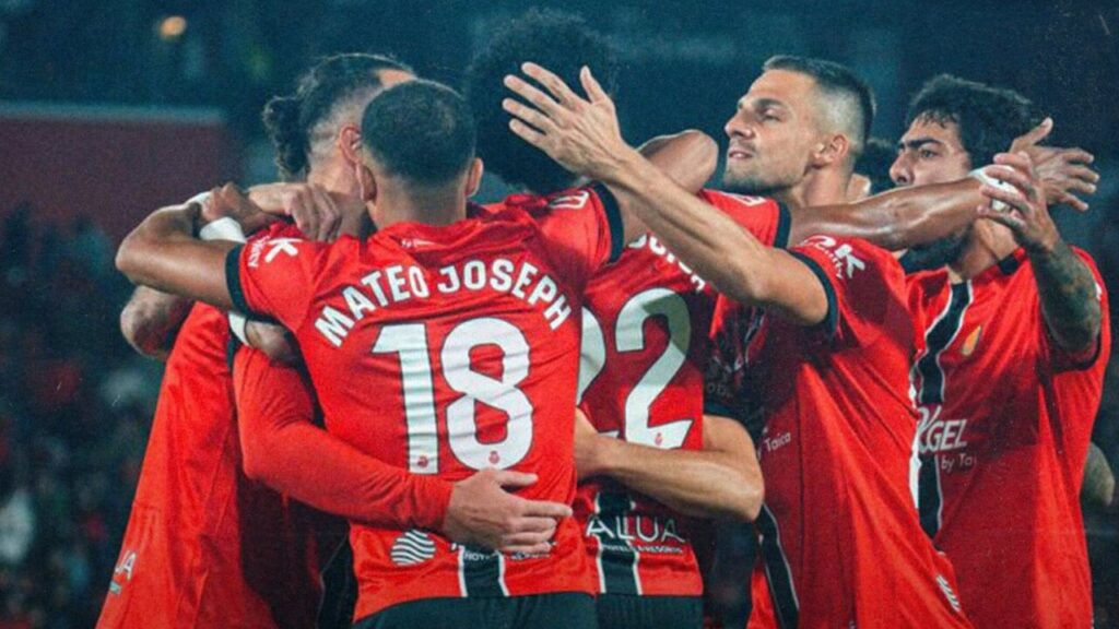 Jugadores del RCD Mallorca celebrando un gol en el estadio