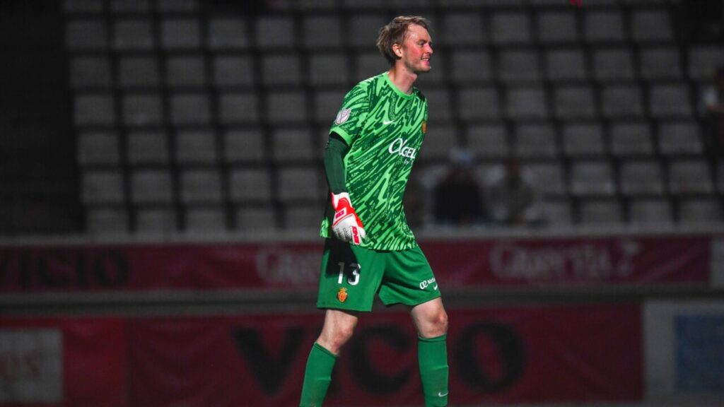 Portero Lucas Bergström del RCD Mallorca en acción durante un partido