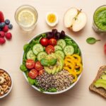 Ensalada colorida con quinoa, verduras frescas y frutas