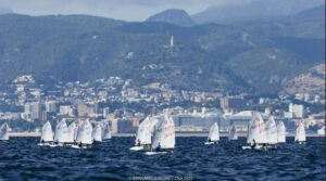 Jóvenes navegantes compitiendo en la regata de Optimist en Mallorca