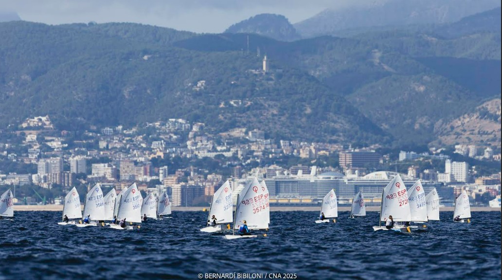 J&oacute;venes navegantes compitiendo en la regata de Optimist en Mallorca