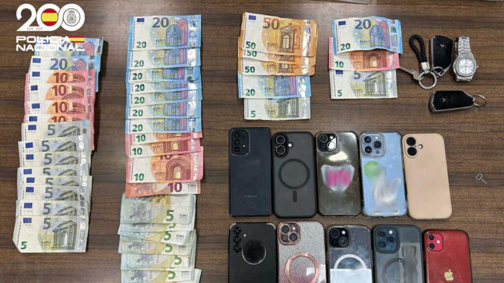 Dinero y teléfonos móviles recuperados por la policía tras un robo