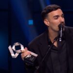 Rels B recibiendo el premio a Mejor Artista Urbano en Los40 Music Awards