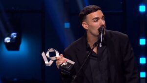 Rels B recibiendo el premio a Mejor Artista Urbano en Los40 Music Awards