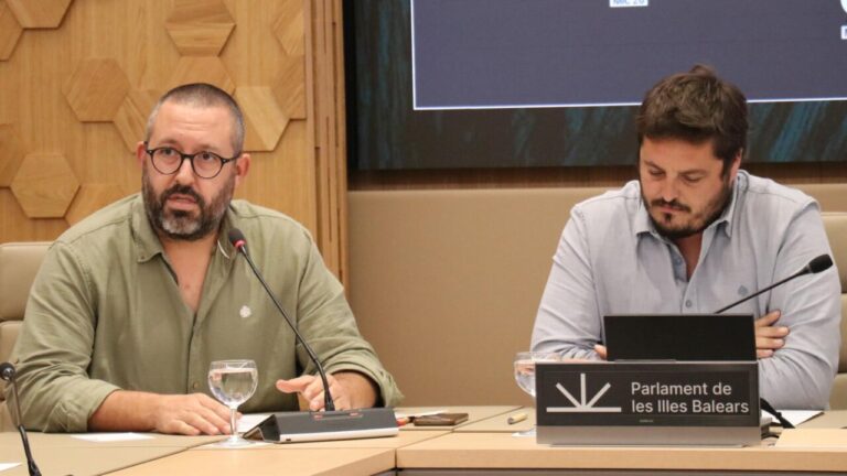 Joan Gaià y Sebastià Ordines en una reunión en el Parlamento de Baleares