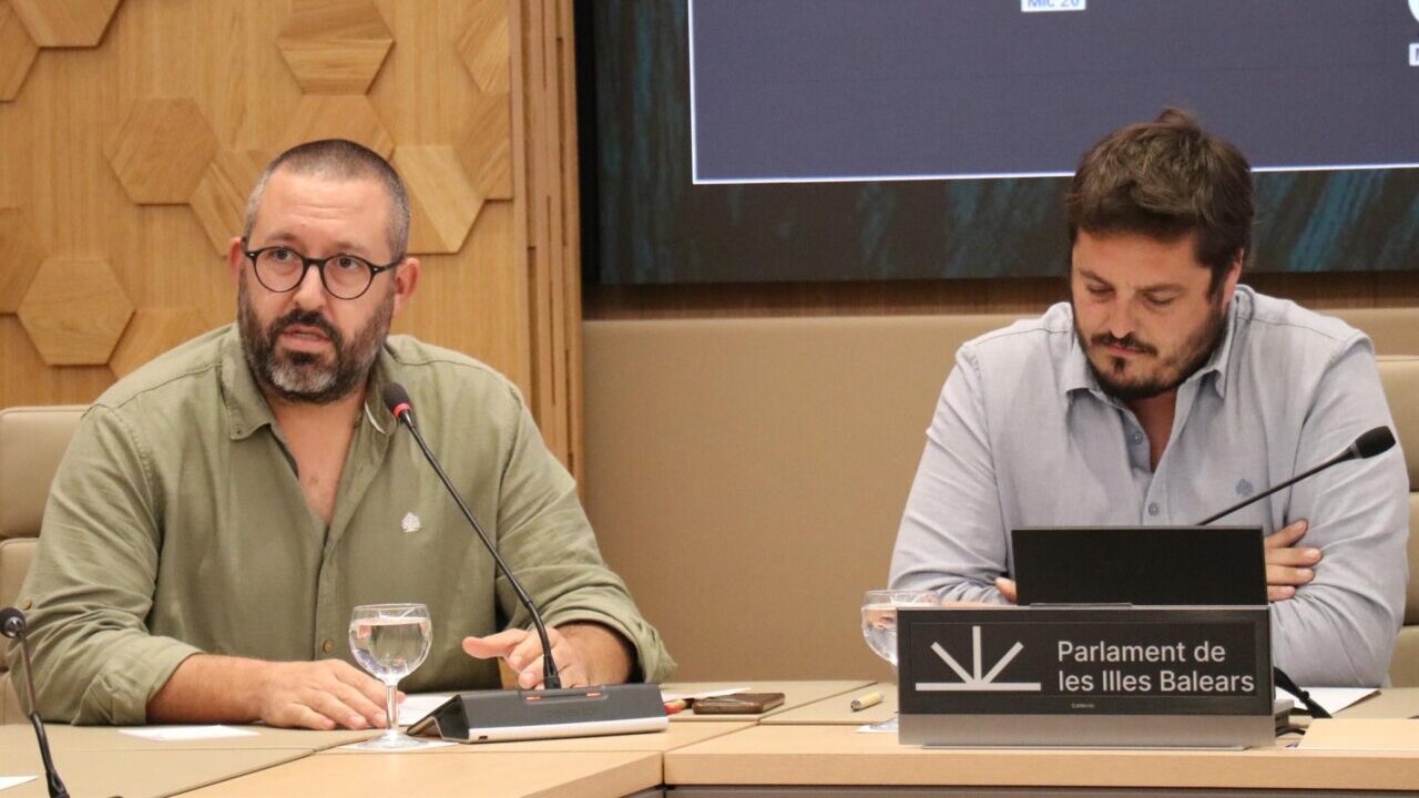 Joan Gai&agrave; y Sebasti&agrave; Ordines en una reuni&oacute;n en el Parlamento de Baleares