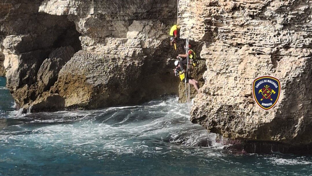Un hombre queda atrapado en una cueva mientras hacía pádel surf en Cala Santanyí