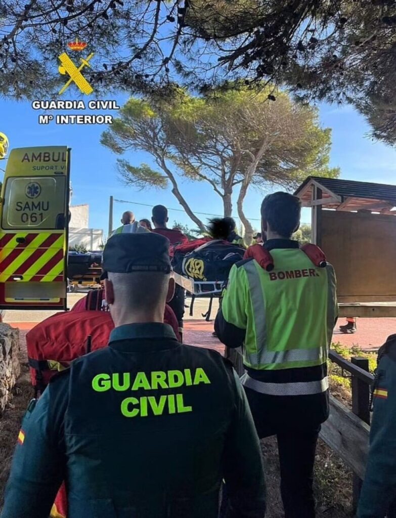 Operativos de rescate de la Guardia Civil en Cala Torrent